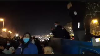 خداحافظی هواداران با علی انصاریان در حوالی بیمارستان