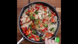 مرغ طعم دار با برنج و سبزیجات