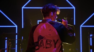 اجرای آهنگ Youth از Troye Sivan در برنامه The Tonight Show