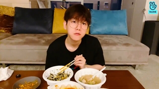 وی لایو بکهیون به تاریخ 210215 همراه با زیرنویس فارسی چسبیده