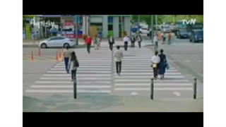 پیرمرده نمیذاشت کسی کمکش کنه که از خیابون زد شه که دختره...