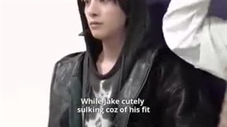 جیکمون به خاطر اینکه لباس کیوت گرفته ناراحته اخیییی