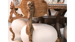 مبلمان سیندرلا، داستانی حکاکی شده در چوب