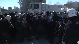 حمله وحشیانه پلیس ترکیه به دانشجویان معترض در خیابان