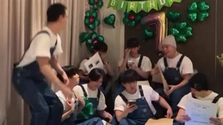 اینجا فیلیکس و هیونجین دارن به امتیاز های درخشانشون افتخار میکنن *ترجمه کپشن*